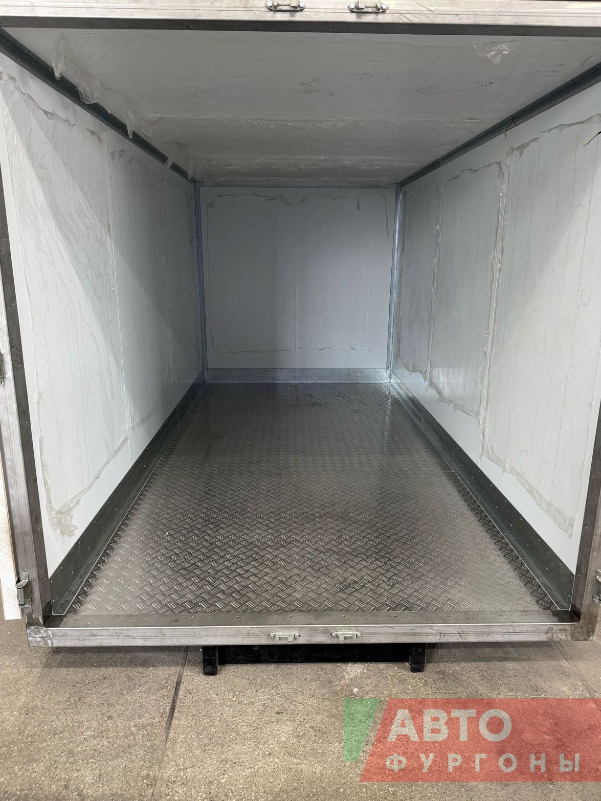 Внутренняя обшивка фургона плакированного металла