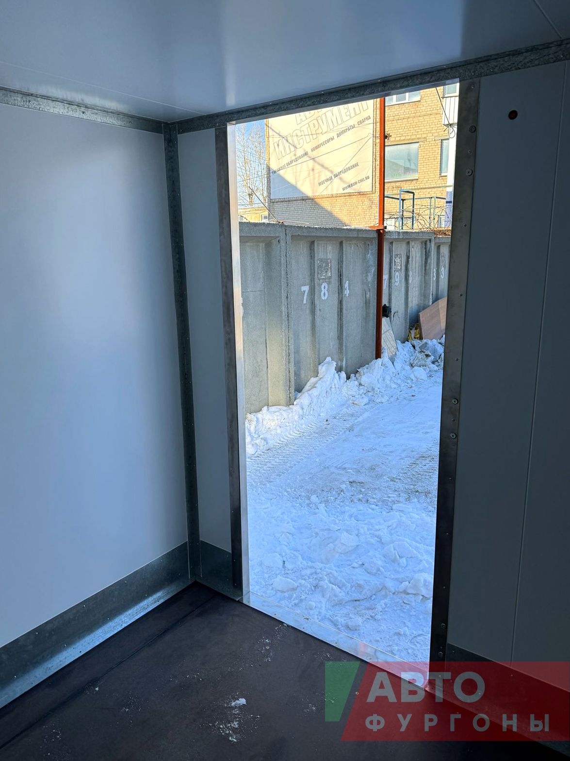 Внутри фургона боковая дверь